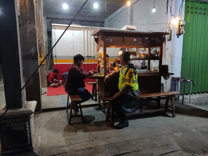 Polisi RW Polres Blitar menghimbau dan mengajak masyarakat menjaga kamtibmas. SP/Lestariono