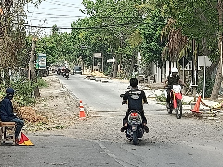 Pembangunan jalan di Jalan Pahlawan pada Dinas PU Bina Marga ini hampir sudah selesai, tinggal menunggu keringnya cor dan memberikan urukan barem. SP/MUHAJIRIN