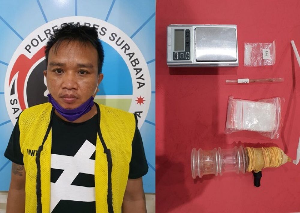 Pelaku dan barang bukti saat diamankan di Polrestabes Surabaya. SP/Jemmi 