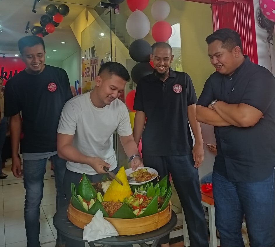 Tom Liwafa dan sejumlah influencer jadi saksi peresmian Resto Daging Asap Khas NTT ini. Jumat (4/12/2020). SP/MOCHAMMAD KASYFI FAHMI   
