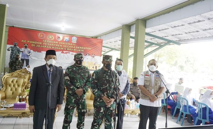 Forkopimda Ngawi saat meninjau vaksinasi di Pondok Modern Darussalam Gontor Putri Kampus 1. 