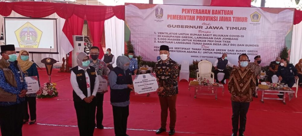 Gubernur Khofifah Indar Parawansa saat menyerahkan bantuan ventilator didampingi Bupati Sambari Halim Radianto. SP/M.AIDID