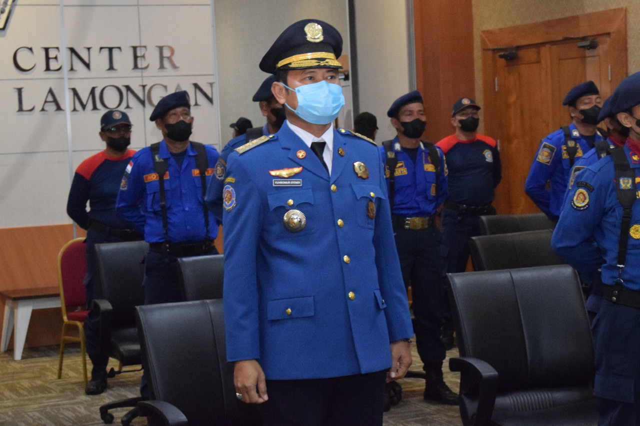 Bupati bersama petugas Damkar saat mengikuti upacara HUT Damkar secara virtual.SP/Humas