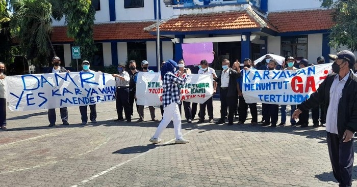 Aksi demo di depan Kantor Perum Damri Cabang Surabaya, Jalan Kali Rungkut, Senin (3/5/2021).