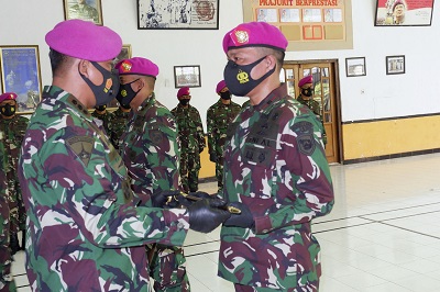 Komandan Resimen Artileri 2 Marinir Kolonel Marinir Aris Budiadi, S.Pi., M.M., pimpin serah terima jabatan Komandan Batalyon Howitzer 2 Marinir di ruang rekreasi Sapu Jagad Karangpilang Surabaya, Jumat (04/12/2020).