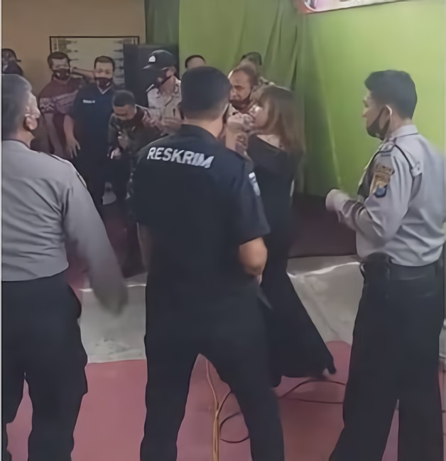 Dangdutan di "Pisah sambut Kapolsek Gondang dari AKP Siswanto, ke AKP Suwancono".