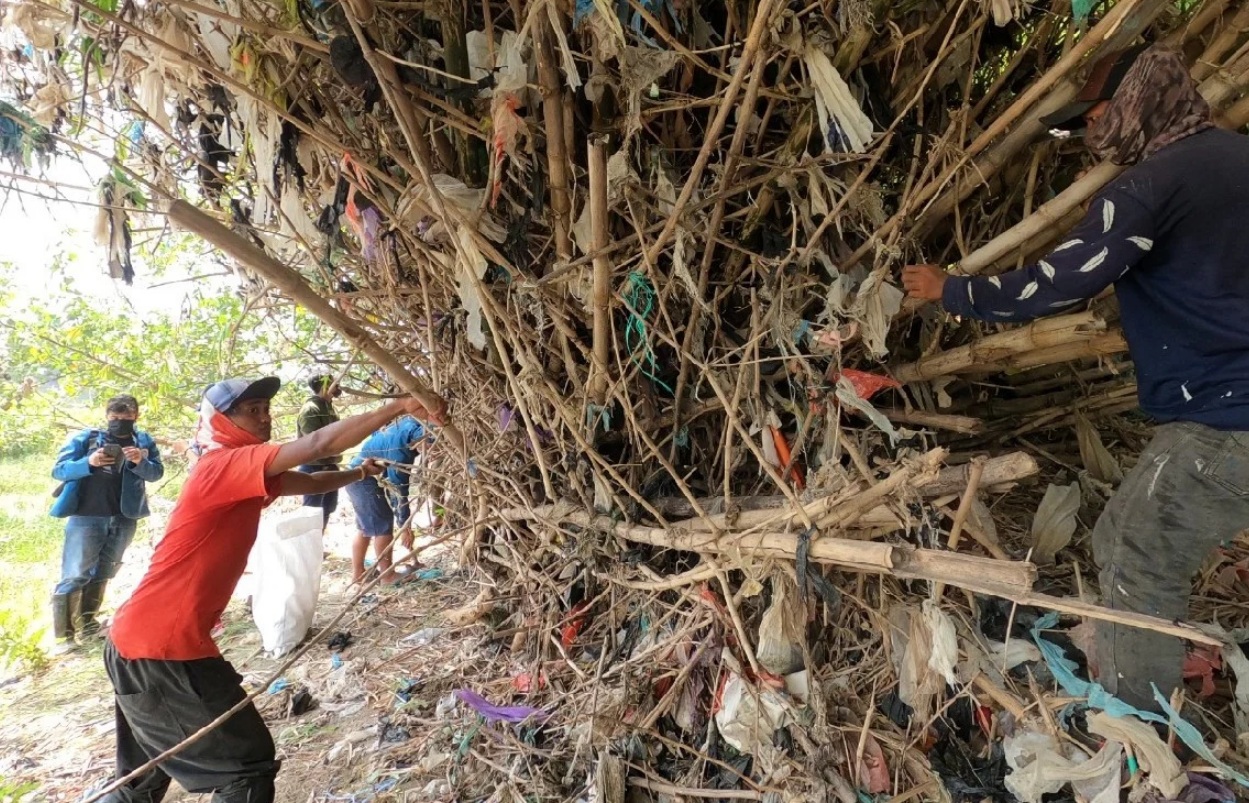 Tim Relawan Sungai Nusantara saat membersihkan sampah di Kali Porong, Sidoarjo .SP/JPNN/Ecoton