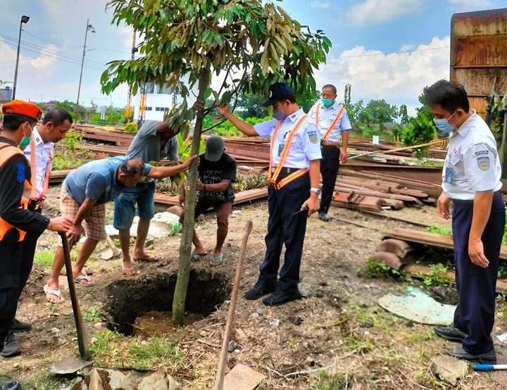 Penghijuan di lahan stasiun KA. SP/Hadi Lestariono