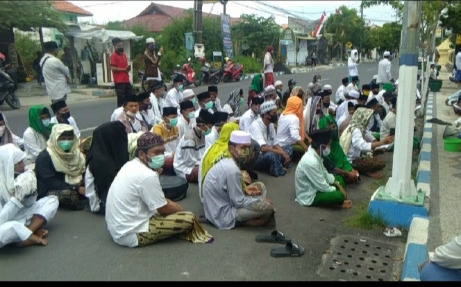 Massa FPI didepan Mapolres Sampang