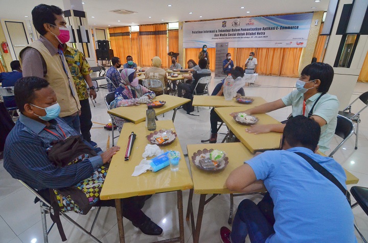 Sejumlah penyandang disabilitas mengikuti pelatihan di Gedung Wanita Chandra Kencana, Surabaya, Selasa (22/6/2021). Sp/Arlana