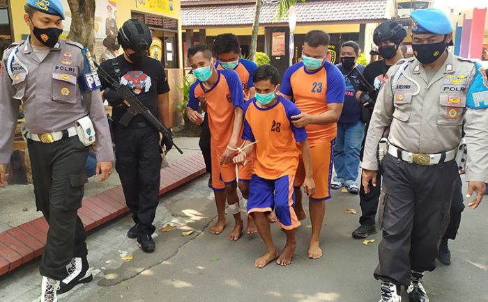 Polisi saat menggelandang para pelaku