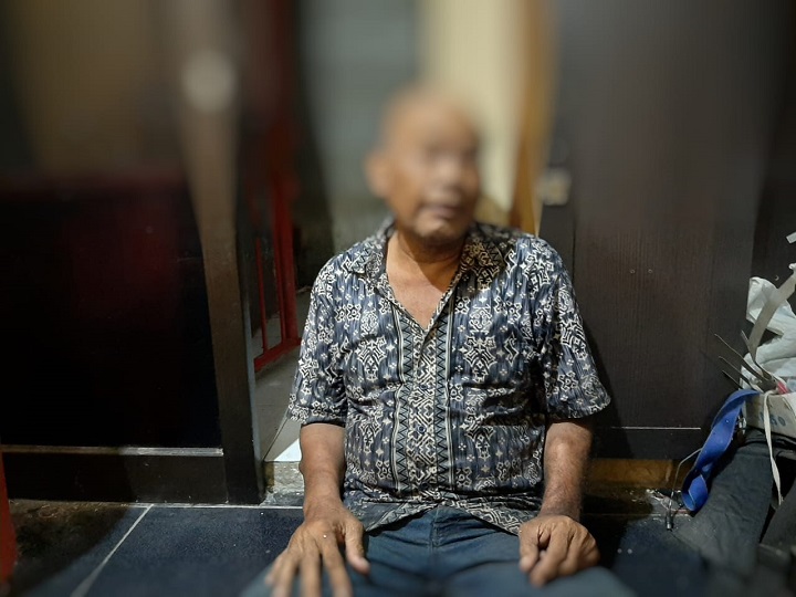 Purnomo, pelaku pembakaran saat diamankan di mapolsek. SP/Julian