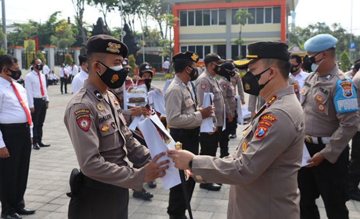 Kapolres Gresik memberikan reward kepada anggota berprestasi.