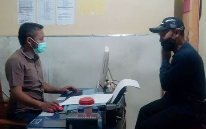 Tersangka saat menjalani pemeriksaan di kantor polisi.