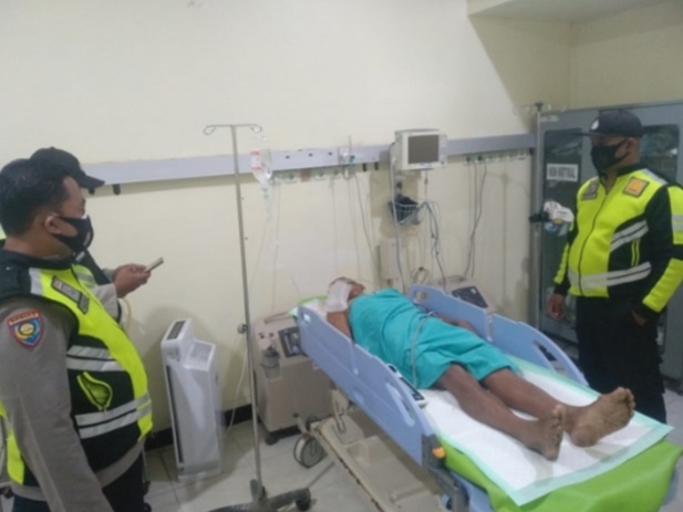 Sukisno, suami korban yang tengah dirawat akibat luka di bagian kepalanya. SP/Hadi Lestariono