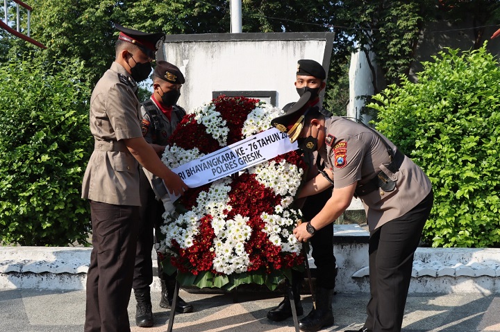 Kapolres Gresik AKBP Mochamad Nur Azis meletakkan karangan bunga di Taman Makam Pahlawan. SP/Grs