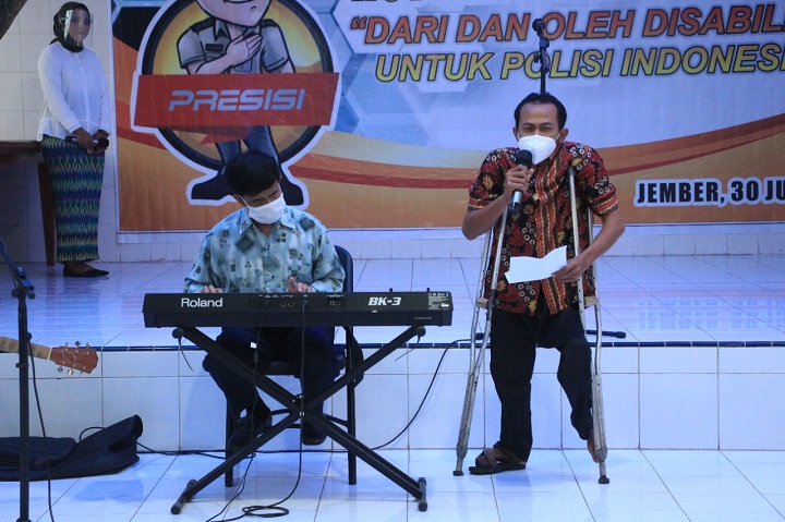 Kegiatan sambut HUT Bhayangkara ke-75 oleh Polres Jember dengan menggandeng dua organisasi penyandang disabilitas. SP/Dik