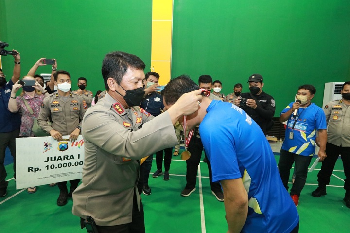 Kapolda Jatim Irjen Pol Nico Afinta mengalungkan piagam penghargaan kepada salah satu pemenang. SP/Her