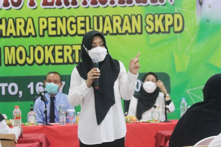 Bupati Mojokerto Ikfina Fahmawati memberikan sambutan dalam Bimtek Perpajakan di aula Bank Jatim Kabupaten Mojokerto, Rabu (16/3) pagi. SP/Dwy AS