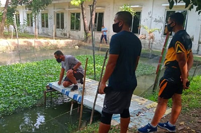 Komandan Resimen Artileri 2 Marinir Kolonel Marinir Aris Budiadi, S.Pi.,M.M., meninjau secara langsung program ketahanan pangan.