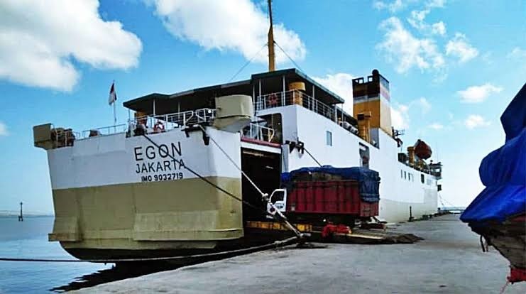 KM Egon, salah satu kapal penumpang yang disiapkan Pelni untuk mengangkut bantuan bagi korban bencana di NTT. SP/Mahbub FIkri