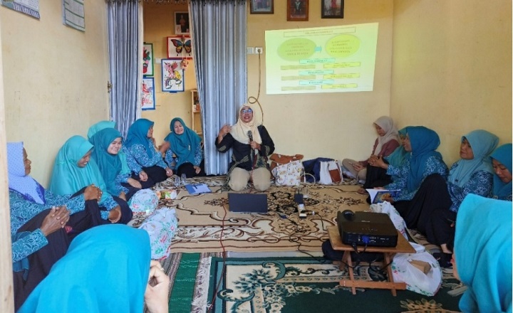 Pemberian materi oleh Atik Purmiyati, S.E., M.Si., Ph.D. kepada anggota Pra Koperasi wanita PKK RW. 15 Desa Gedongombo.