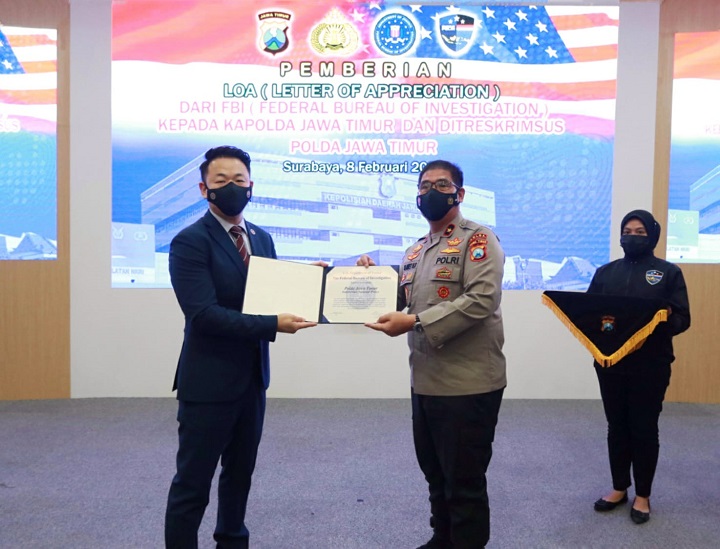 Polda Jawa Timur mendapat penghargaan atau LOA (Letter Of Appresiation) dari FBI. SP/Her