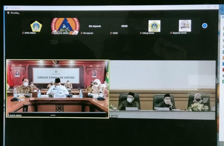 Suasana rapat paripurna DPRD Gresik yang dipimpin Wakil Ketua DPRD H Ahmad Nurhamim yang juga dihadiri Bupati Gus Yani dan Wabup Aminatun Habibah secara virtual. SP