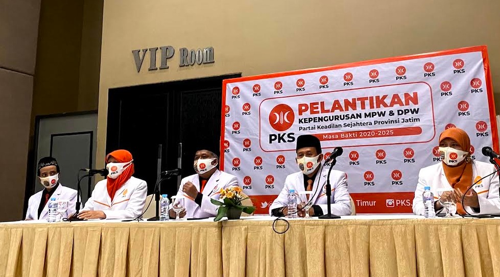 Irwan Setiawan saat menyampaikan nama-nama pengurus DPW PKS Jatim periode 2020-2025, Minggu (14/2/2021)..SP/ RIKO ABDIONO.