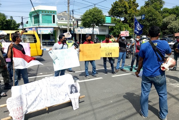 Demo di depan kantor Dinas Tenaga Kerja dan Transmigrasi (Disnakertrans) Jombang.