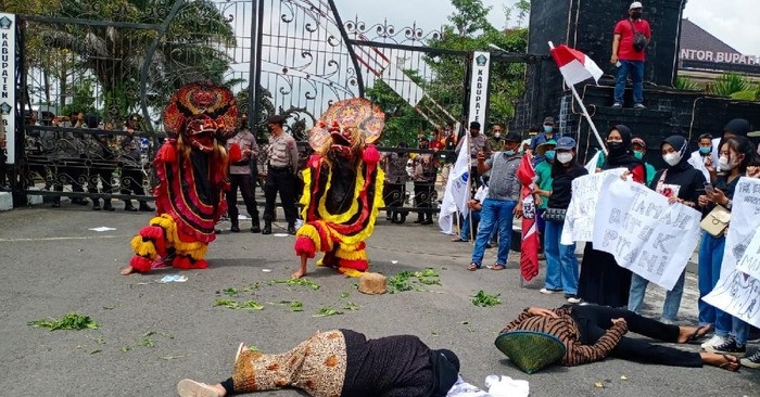 Aksi teatrikal yang digelar di kantor Pemkab Blitar dalam rangka memperingati Hari Tani Nasional.