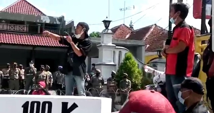 Aksi demo depan pendapa Wahyawibawagraha yang dilakukan massa pendukung Bupati Jember Hendy Siswanto