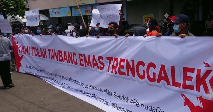 Aksi demo warga menolak tambang emas di Trenggalek