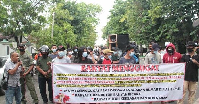 Puluhan warga dari LSM Angling Dharmo menggelar aksi demo di depan DPRD Bojonegoro. 