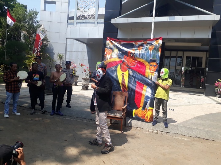 Aksi demo sejumlah LSM di depan gedung DPRD kabupaten Pasuruan