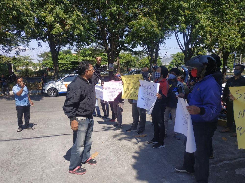 Aksi pendemo di depan kantor Kanwil Bea Cukai Jatim I Juanda
