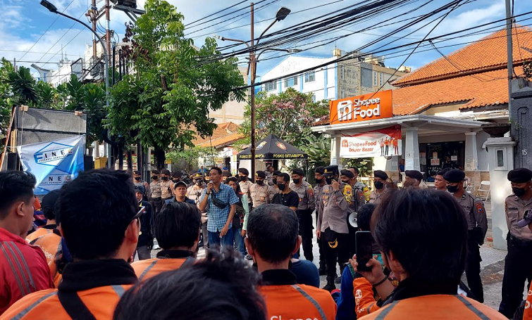 Perwakilan Federasi  Penggiat Online (FINE) Faris saat menemui massa aksi demonstrasi di depan Kantor Shopee. SP: Aksaradia.