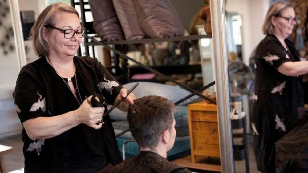 Salon di Denmark buka kembali usai lockdown dilonggarkan. SP. BBC