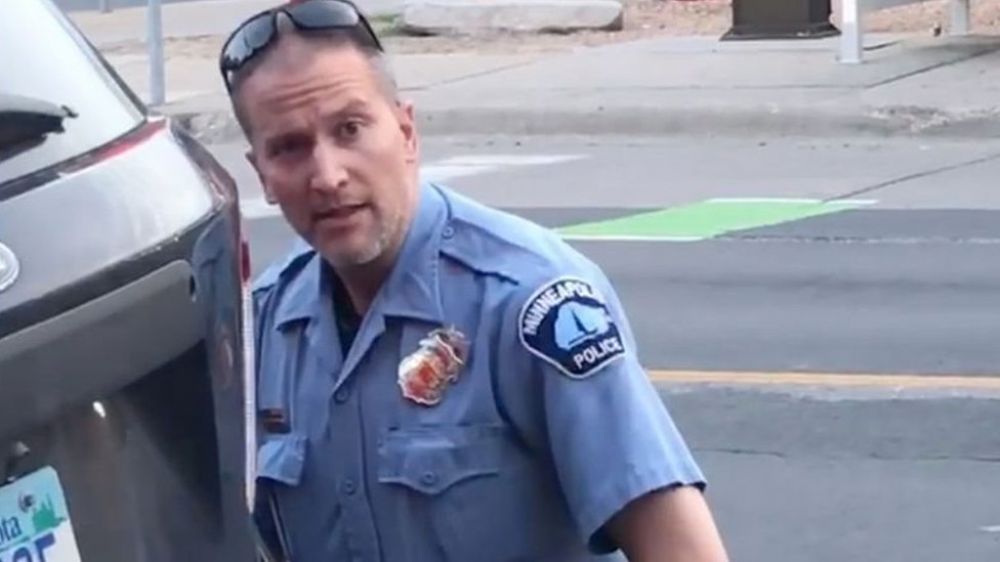 Derek Chauvin, yang berkulit putih, terlihat dalam rekaman video sedang menginjak leher George Floyd, 46 tahun, dengan menggunakan lututnya, hari Senin lalu. SP/ (Getty Images)