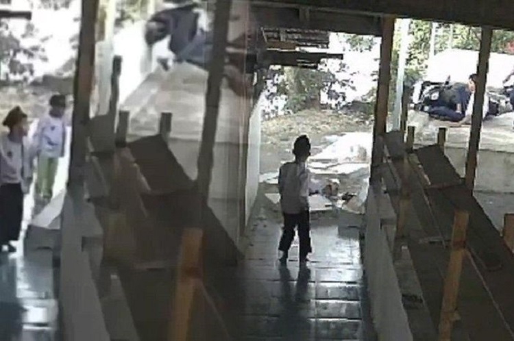 Tangkapan layar CCTV tragedi bocah seusai wudhu tertimpa beton di Masjid Raya Lubuk Minturun gegara remaja SMP ugal-ugalan. SP/ PDG