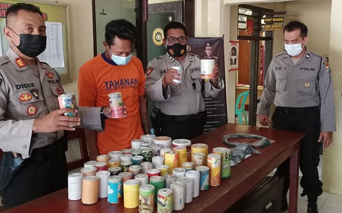 Polisi menunjukkan pelaku dan sejumlah barang bukti yang diamankan.