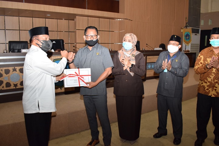 Bupati Fadeli menyerahkan  nota keuangan ke ketua DPRD, H Abd Ghofur pada rapat paripurna, Rabu (11/11/2020). SP/MUHAJIRIN KASRUN