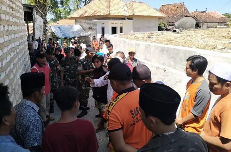 Petugas gabungan dari TNI/Polri bersama tokoh masyarakat meninjau lokasi munculnya fenomena suara mirip ketutan di Sumenep. SP/ SUM