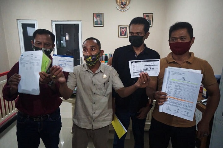 Hendrix Kurniawan bersama tim  kuasa hukumnya menunjukkan bukti yang menyangkal statement perwakilan BCA dan kuasa hukum Nur Chuzaimah yang dinilai membunuh karakter Ardi. SP/Julian