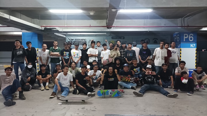Atlet-atlet muda skateboard berfoto bersama sebelum mengikuti ajang Go Skate Boarding Day 2022 di Pelataran Parkir Gresmall Lantai 6. SP/Grs