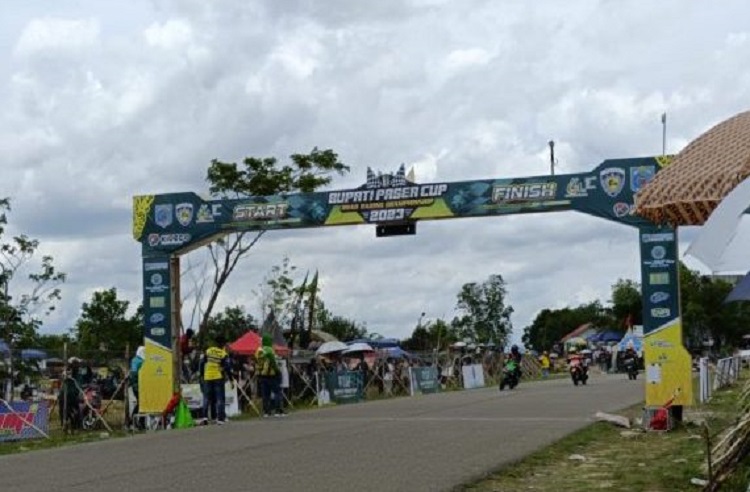 Ajang kualifikasi Road Race Bupati Paser Cup 2023 yang berlangsung di sirkuit non permanen area gedung olahraga (GOR) Tapis, Kecamatan Tanah Grogot, Kabupaten Paser pada Sabtu (09/12/2023). SP/ PS