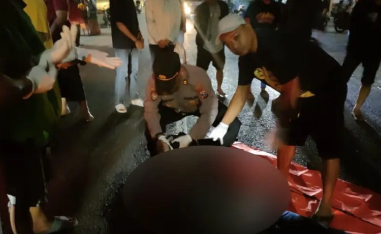 Petugas mengevakuasi jenazah J, warga Surabaya yang jadi korban kecelakaan pemotor mabuk di Sidoarjo, Minggu (24/06/2023). SP/ Command Center Polresta Sidoarjo