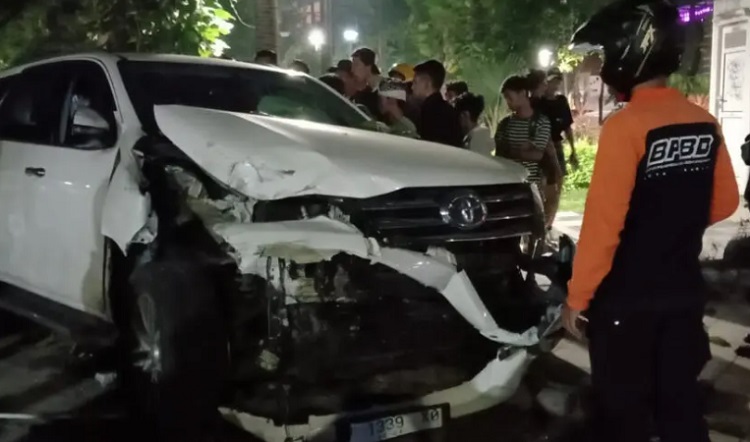 Kondisi mobil Toyota Fortuner L 1339 XO milik pengendara yang mabuk, hancur dan ringsek menabrak tiang PJU di Bambu Runcing Surabaya. SP/ SBY