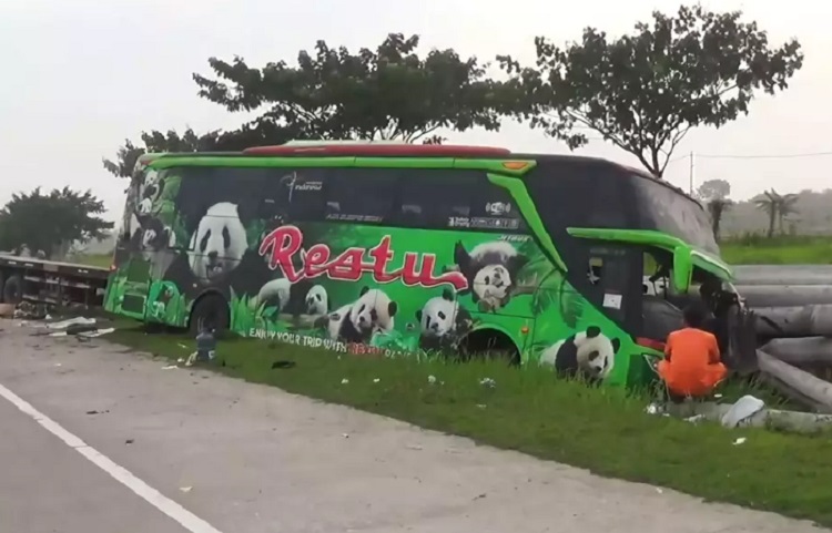 Kondisi bus wisata yang rusak parah seusai seruduk truk trailer angkut tiang pancang di Tol Ngawi-Solo di kilometer 567 B. SP/ NGW