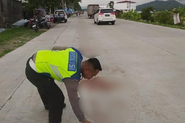 Polisi saat mendatangi TKP kecelakaan karena baliho di Jalan Raya Banyumas - Kebumen, Minggu (14/01/2024). SP/ Polres Kebumen